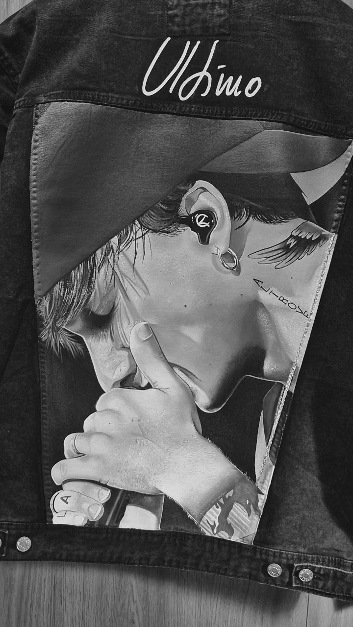 Giacca in Denim Nero Dipinta a Mano – Arte Personalizzata