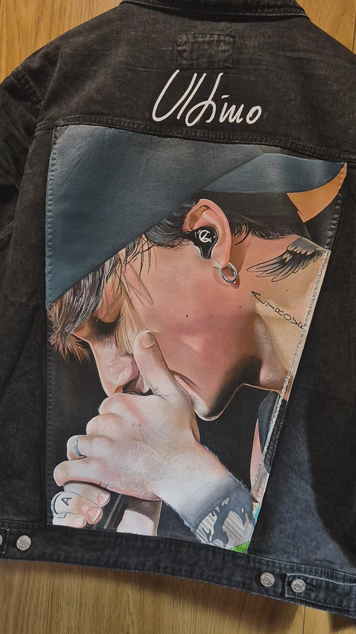 Giacca in Denim Nero Dipinta a Mano – Arte Personalizzata