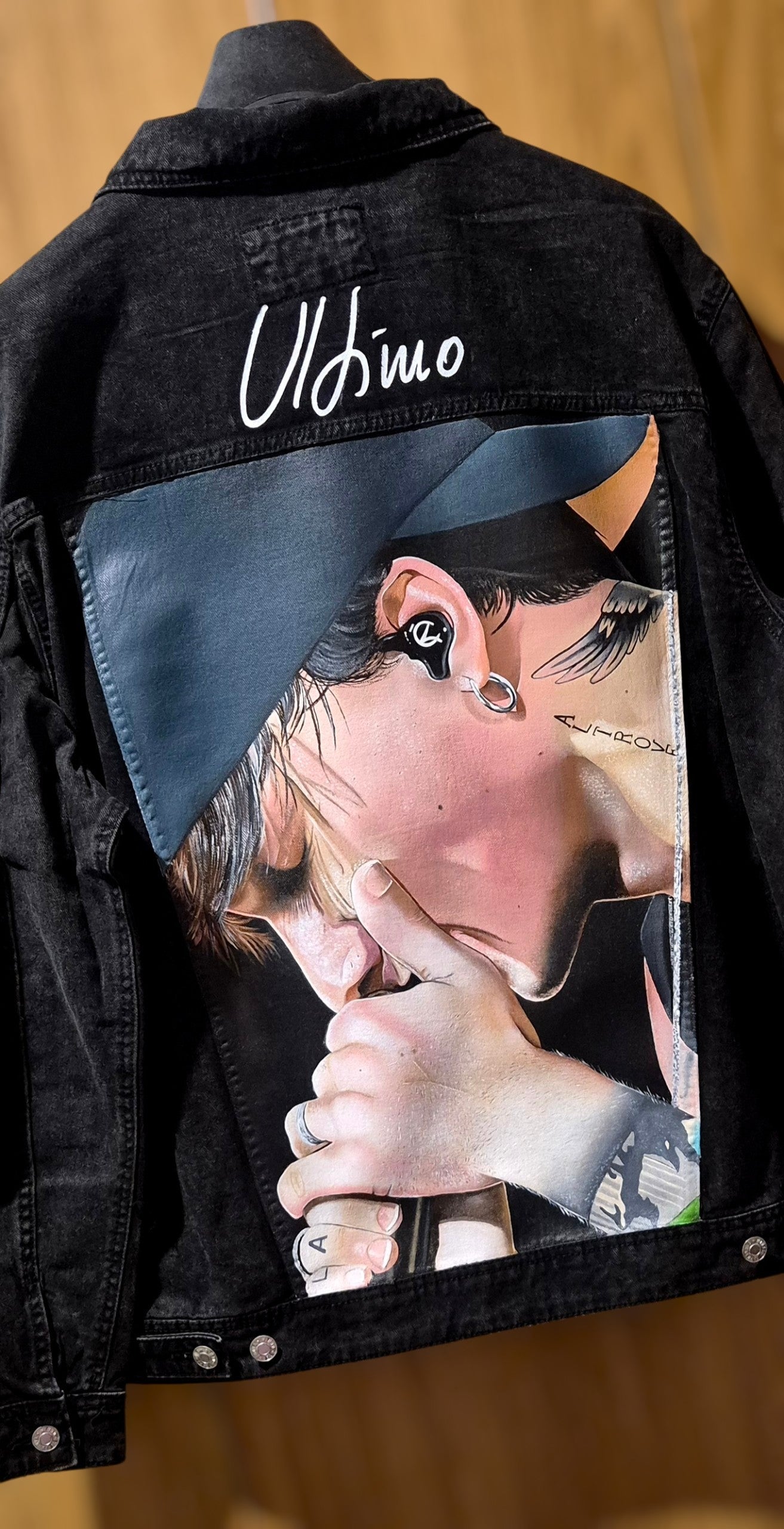 Giacca in Denim Nero Dipinta a Mano – Arte Personalizzata