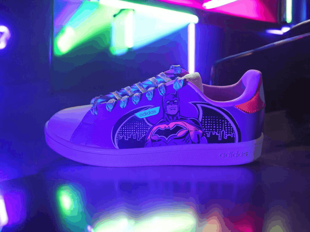 Sneakers dipinte a mano — Batman Neon