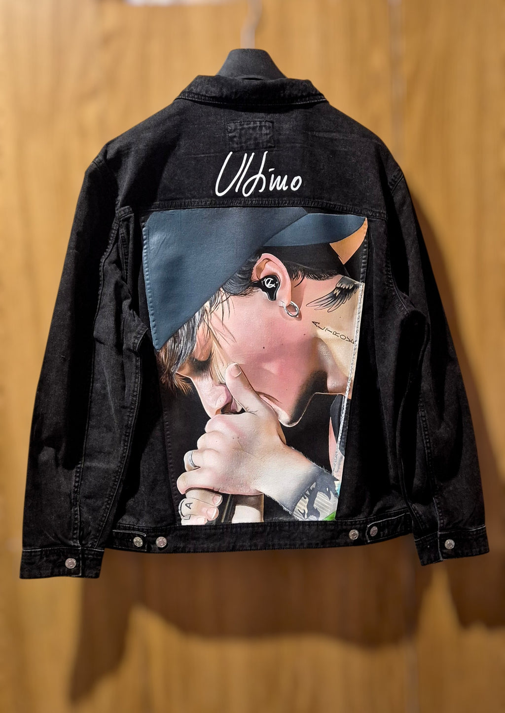Giacca in Denim Nero Dipinta a Mano – Arte Personalizzata