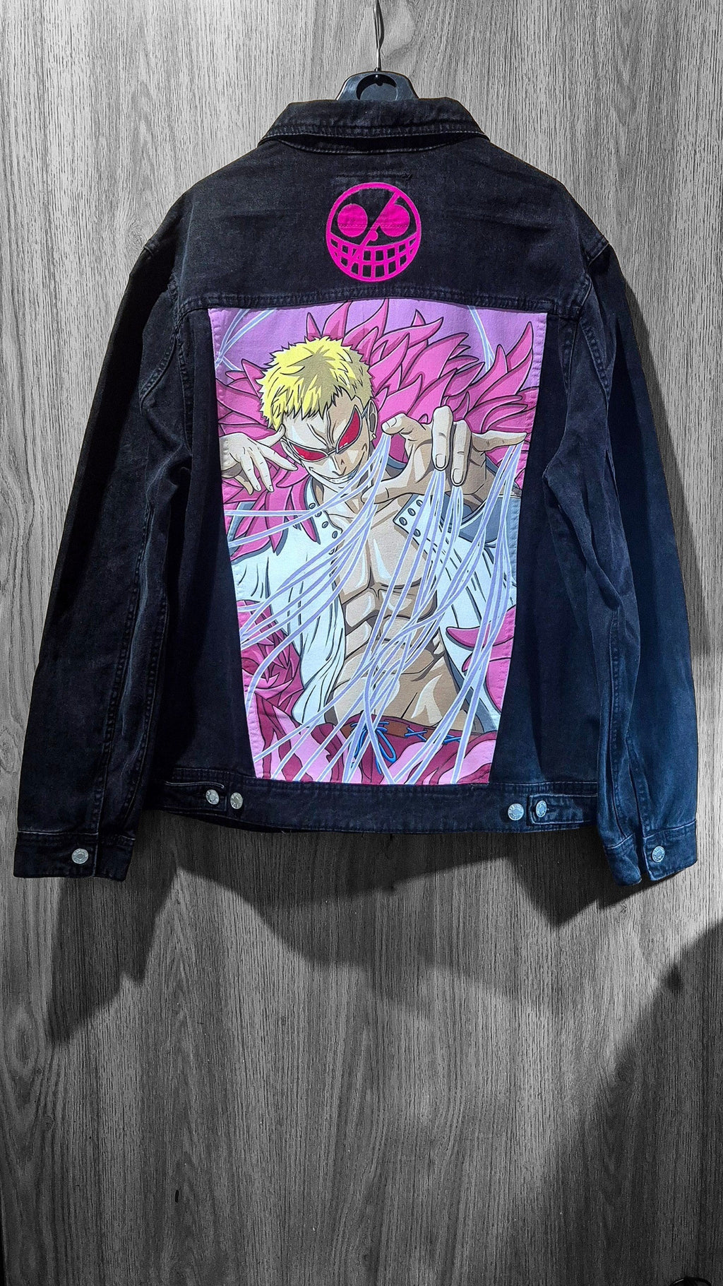Giacca in Denim Nera Dipinta a Mano – Ispirata a Doflamingo | One Piece