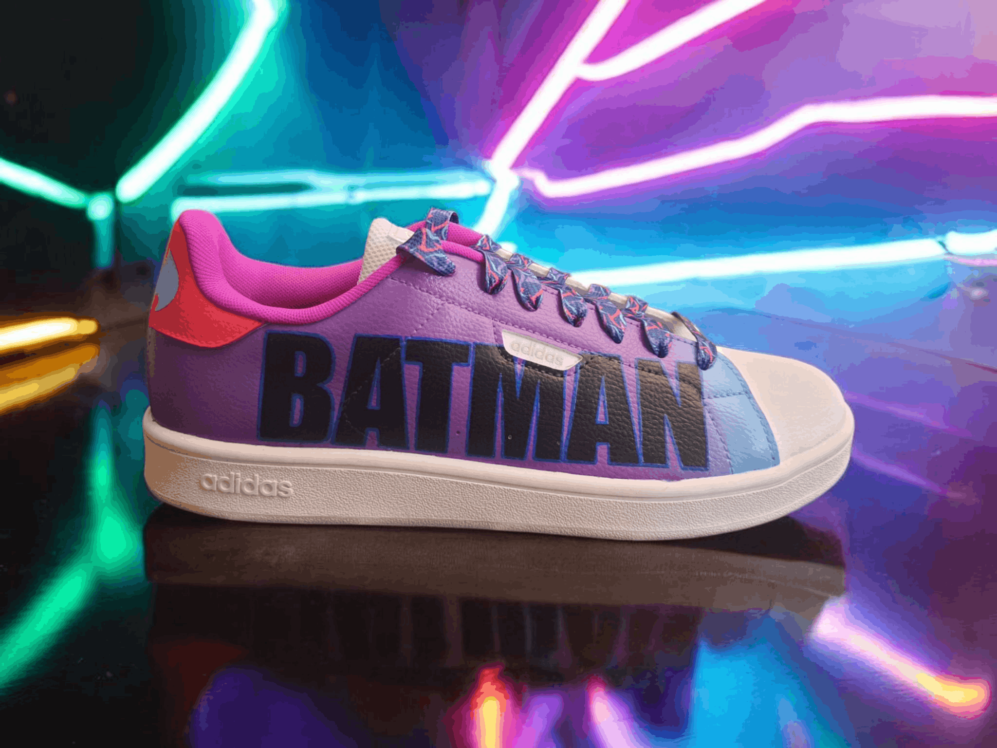 Sneakers dipinte a mano — Batman Neon