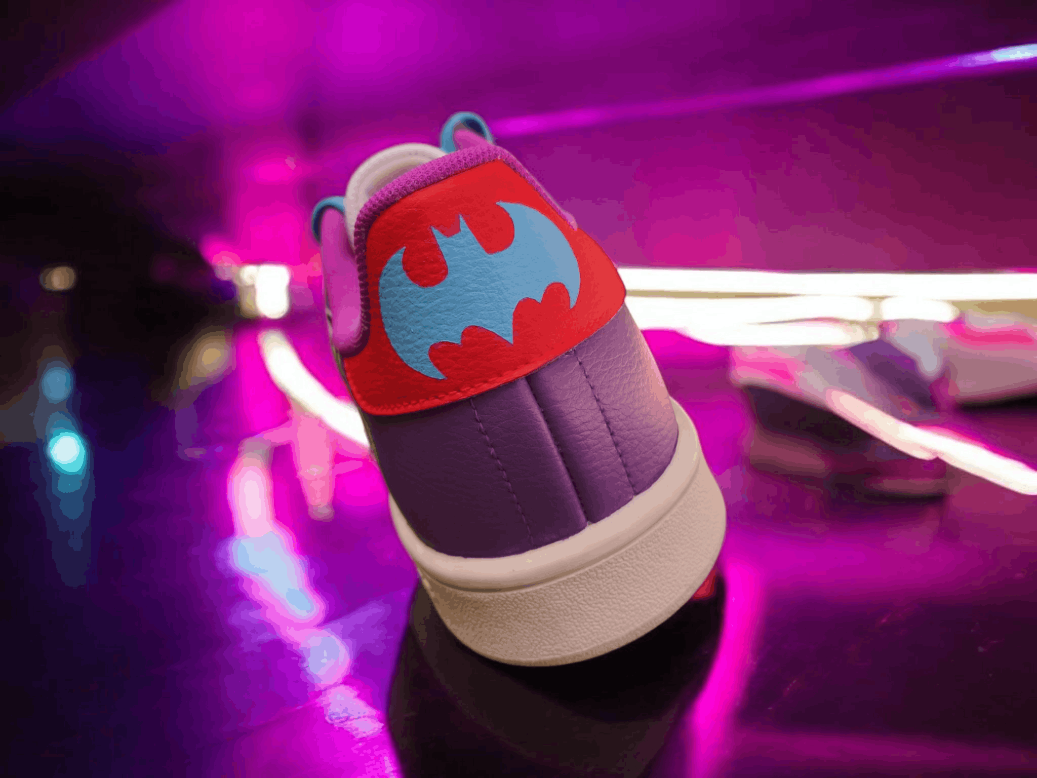 Sneakers dipinte a mano — Batman Neon