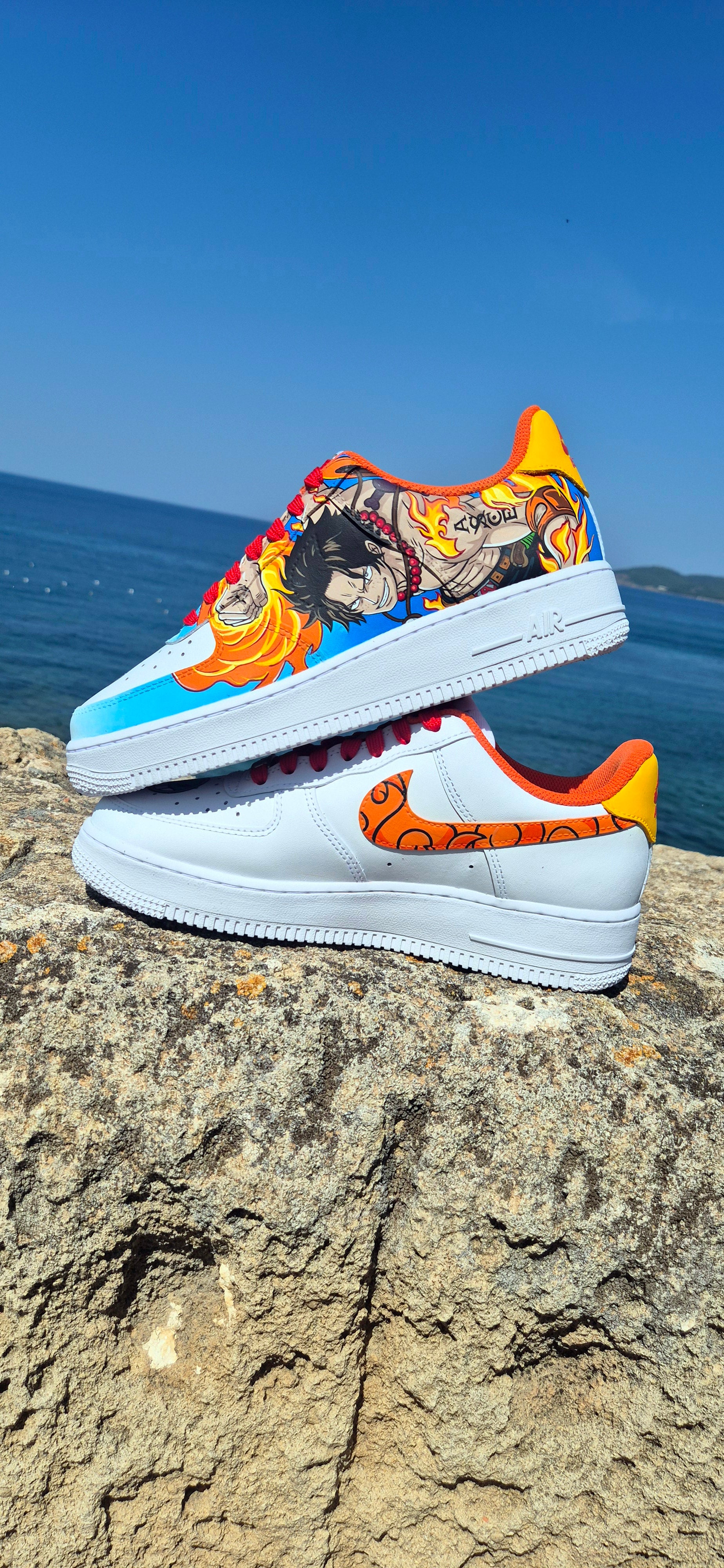 Nike Air Force 1 Dipinte a Mano – Tema One Piece con Portgas D. Ace