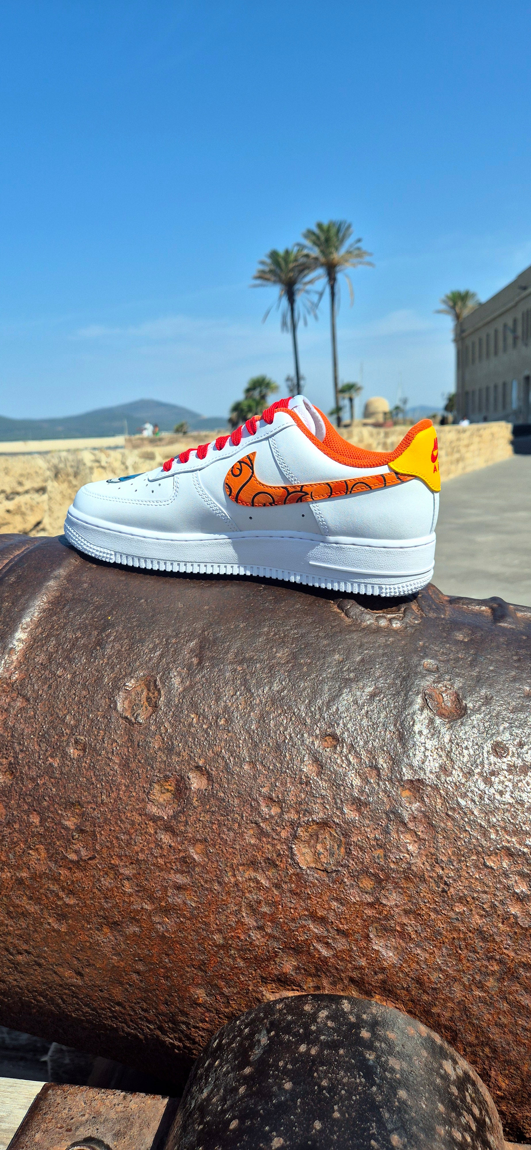 Nike Air Force 1 Dipinte a Mano – Tema One Piece con Portgas D. Ace