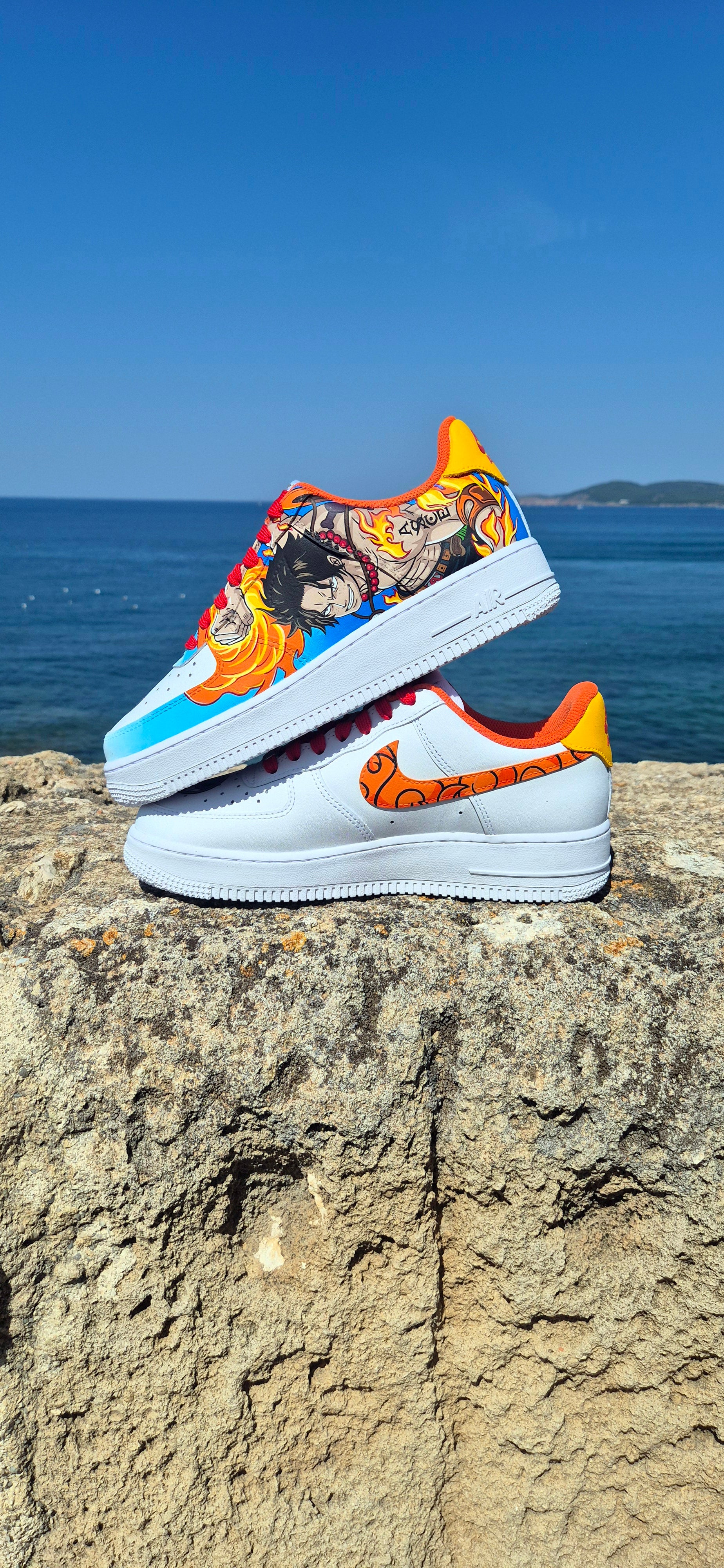 Nike Air Force 1 Dipinte a Mano – Tema One Piece con Portgas D. Ace