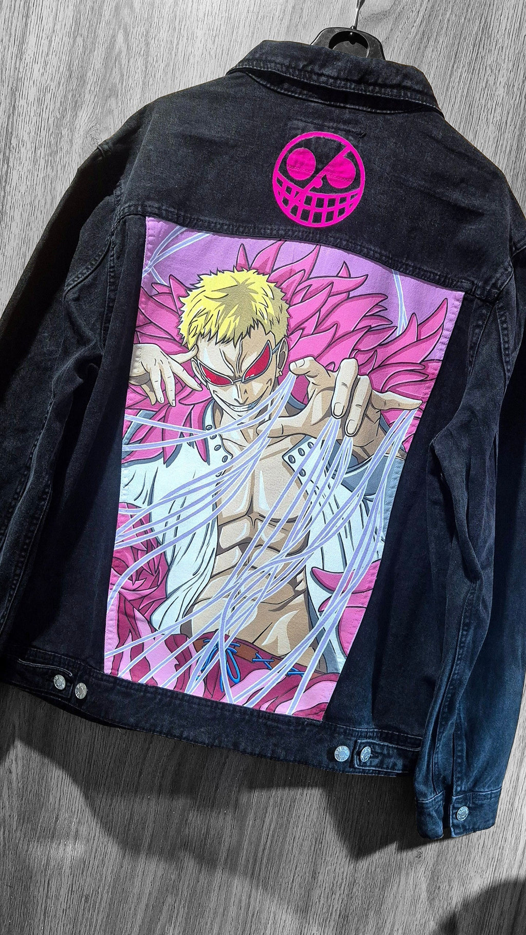 Giacca in Denim Nera Dipinta a Mano – Ispirata a Doflamingo | One Piece