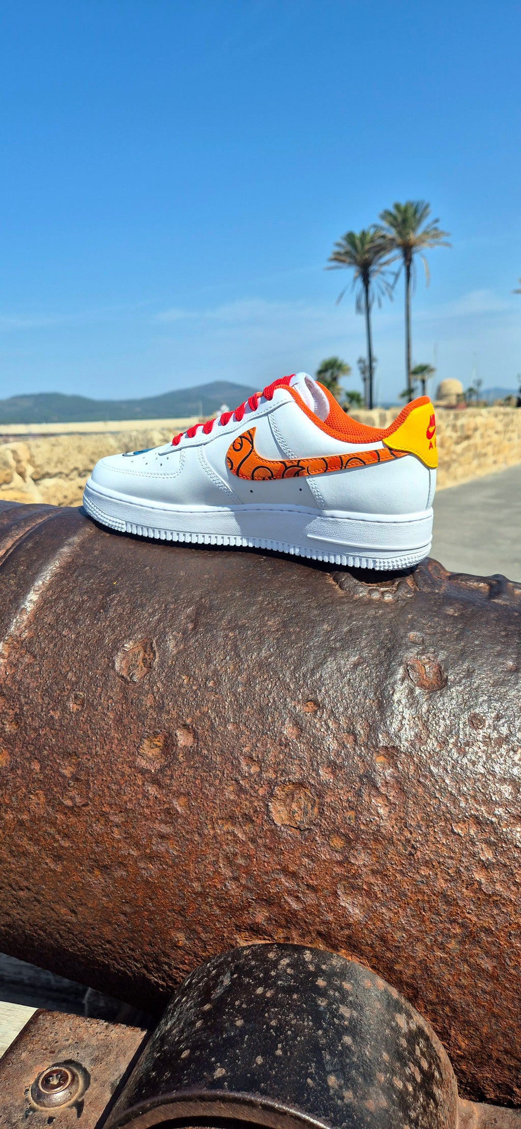 Nike Air Force 1 Dipinte a Mano – Tema One Piece con Portgas D. Ace