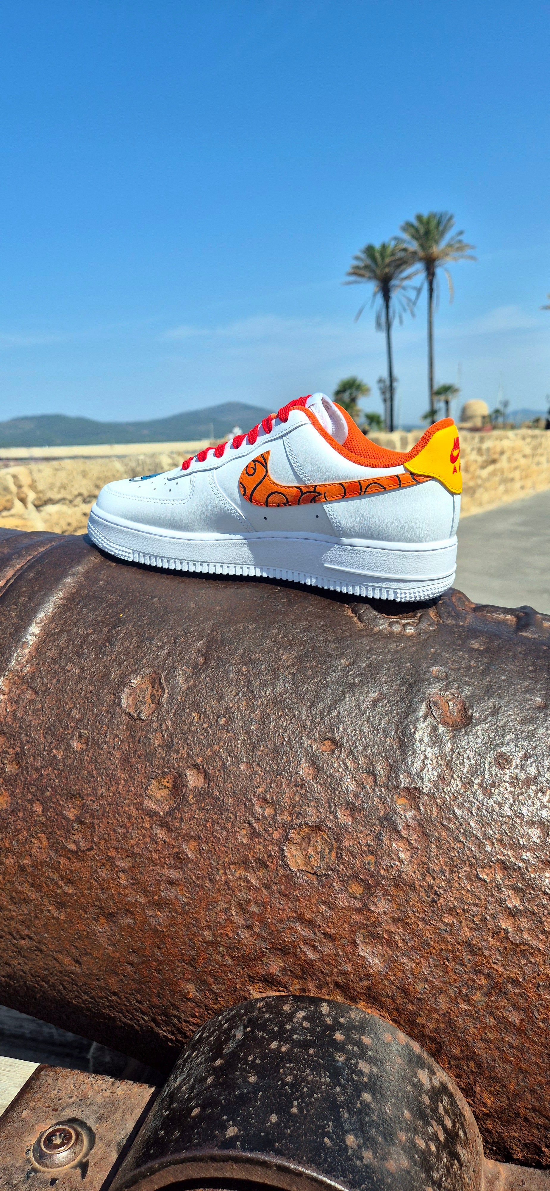 Nike Air Force 1 Dipinte a Mano – Tema One Piece con Portgas D. Ace