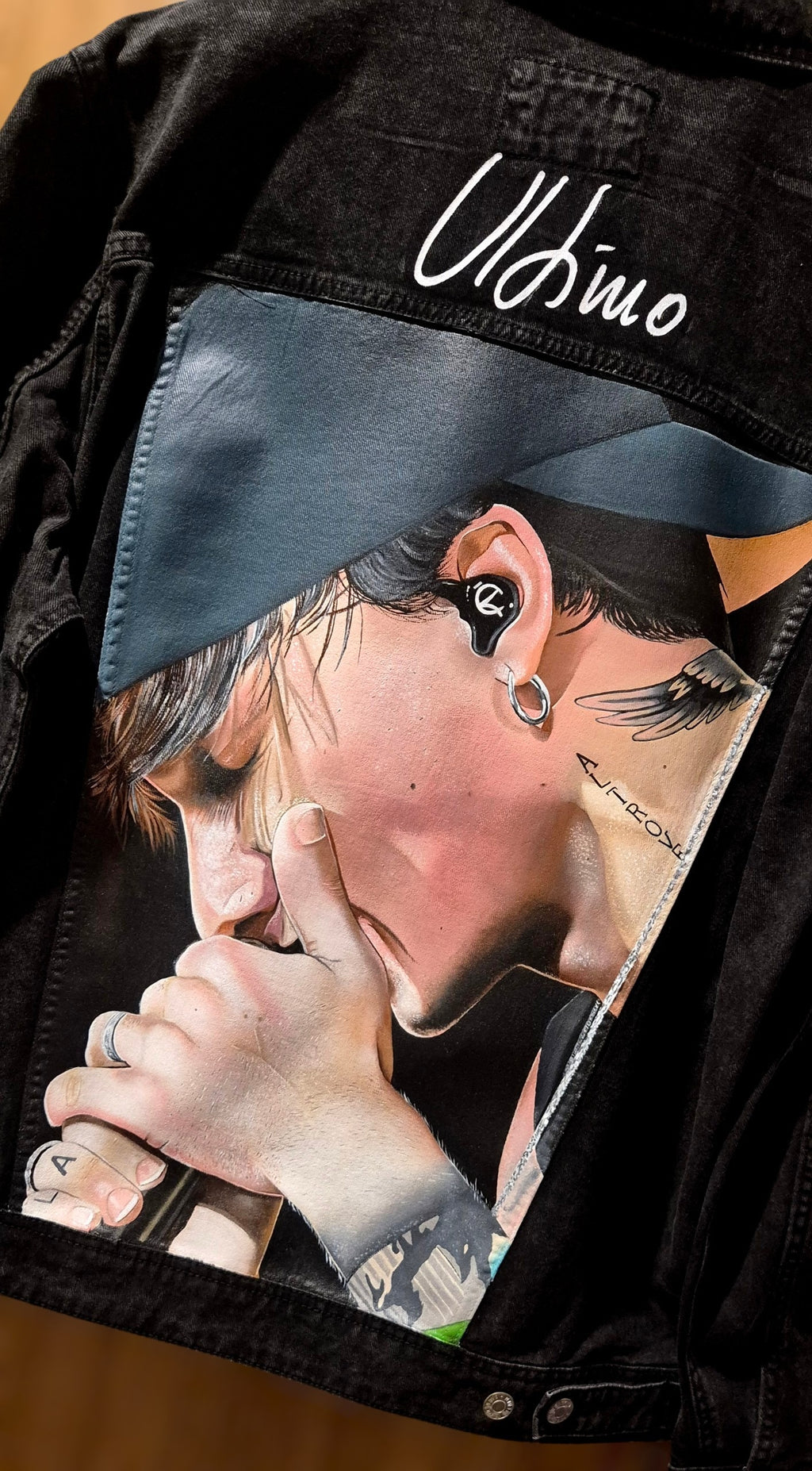 Giacca in Denim Nero Dipinta a Mano – Arte Personalizzata
