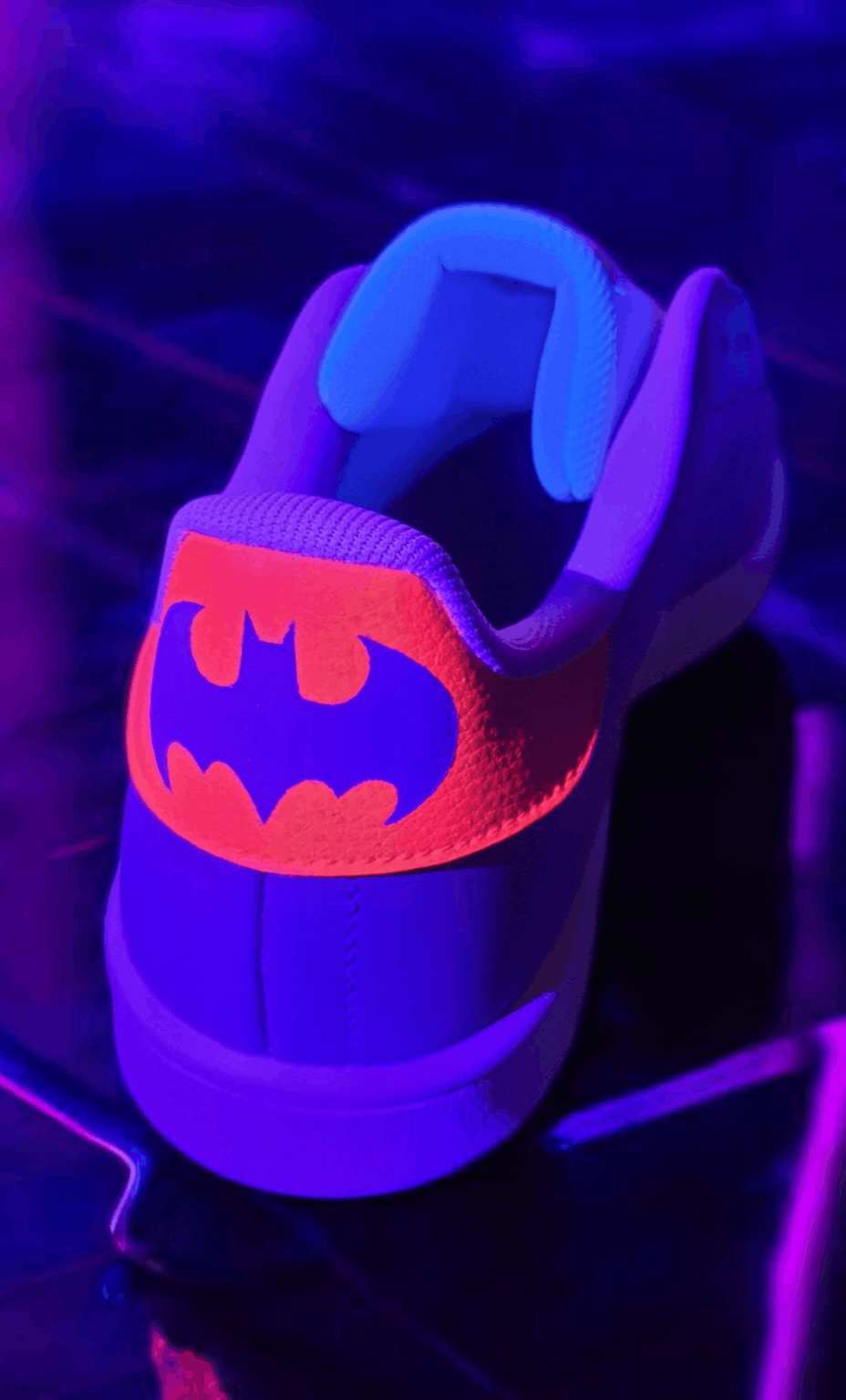 Sneakers dipinte a mano — Batman Neon