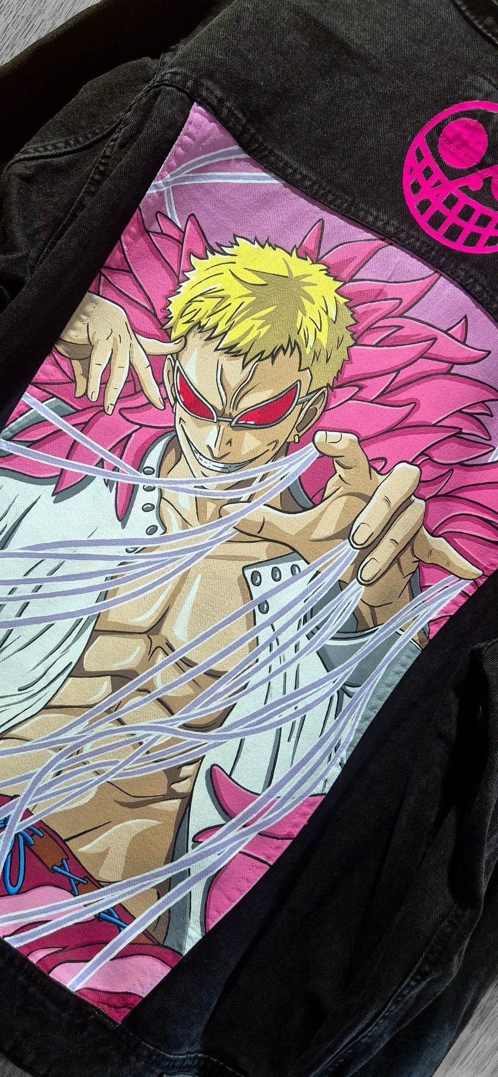 Giacca in Denim Nera Dipinta a Mano – Ispirata a Doflamingo | One Piece