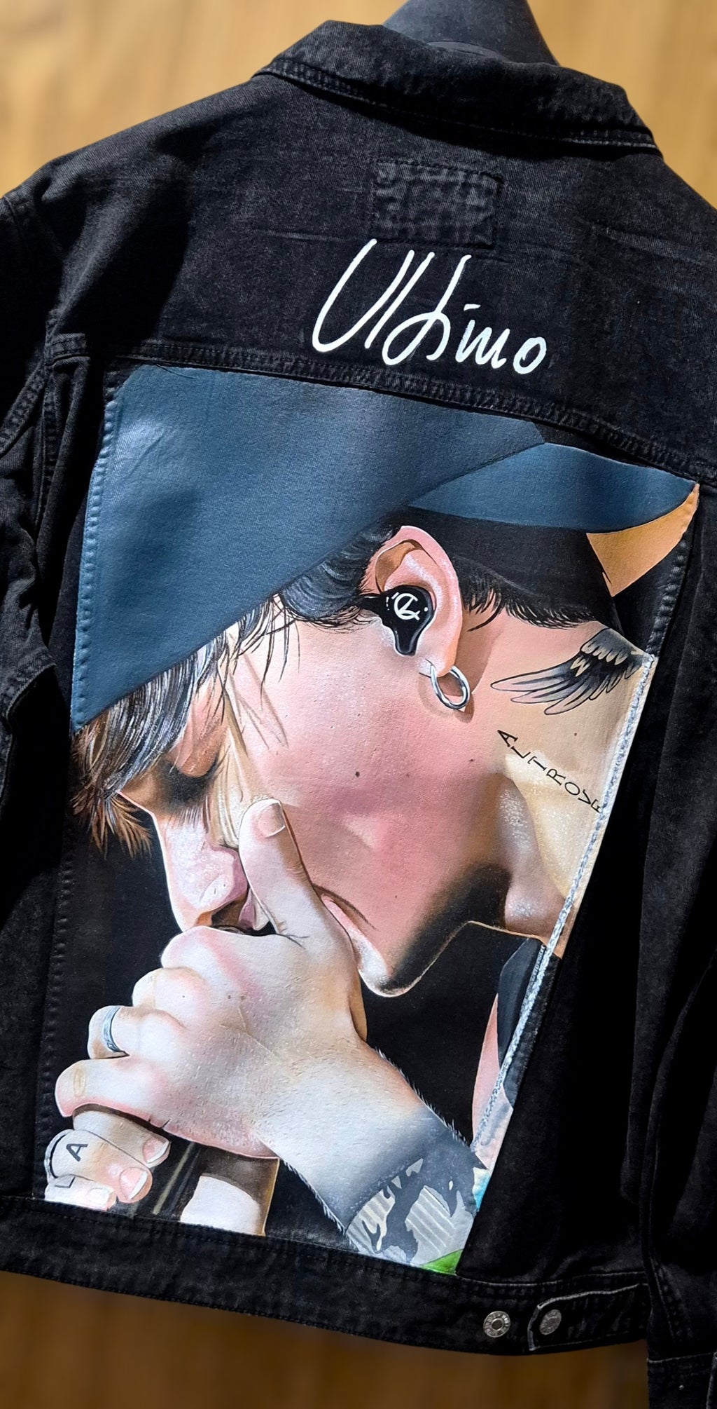 Giacca in Denim Nero Dipinta a Mano – Arte Personalizzata