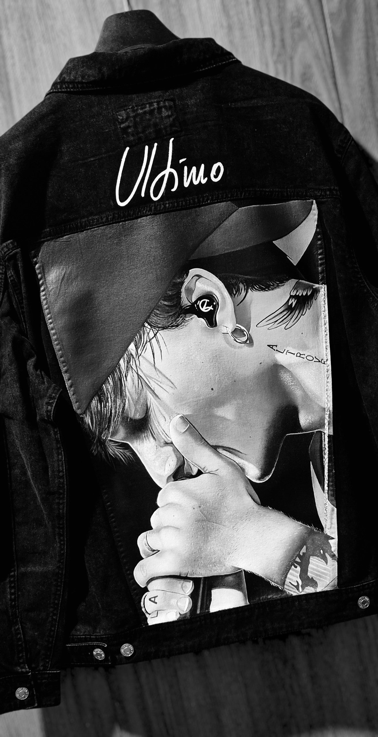 Giacca in Denim Nero Dipinta a Mano – Arte Personalizzata